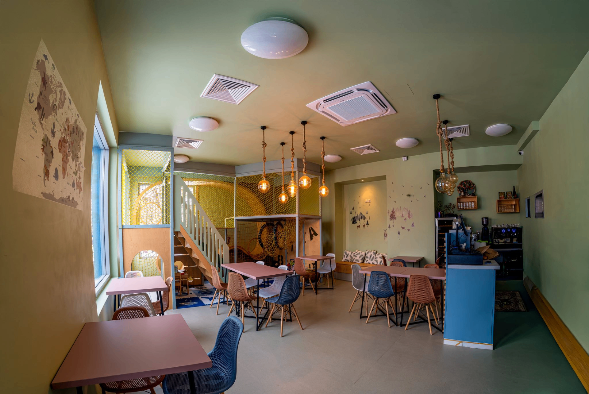 Уютна вътрешност на Homie Family Restaurant